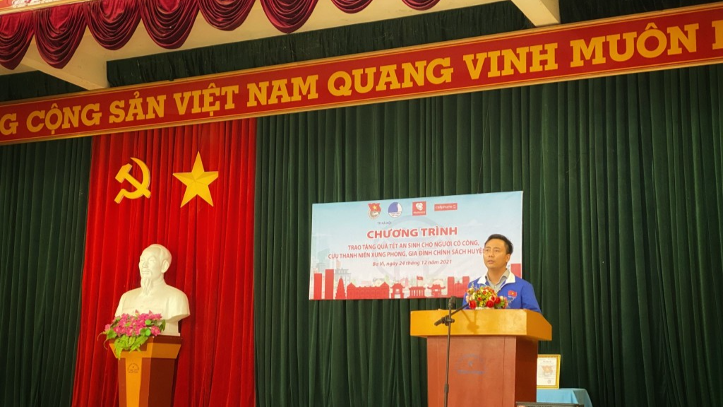 320 suất quà tri ân cựu thanh niên xung phong và gia đình chính sách trên địa bàn huyện Ba Vì