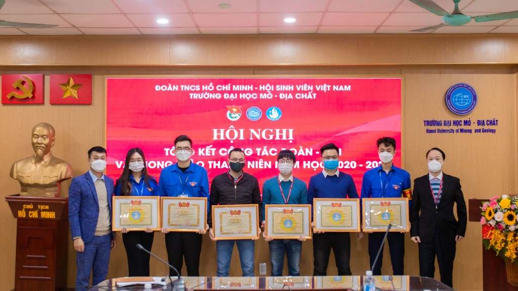 Tuổi trẻ Đại học Mỏ - Địa chất nhận Cờ thi đua suất sắc dẫn đầu khối đại học, học viện Hà Nội