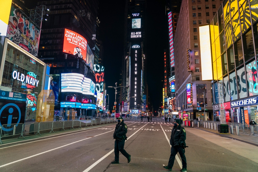 Cảnh sát đi tuần ở gần quảng trường Thời Đại hầu như không bóng người trong thời khoảnh khắc chuyển giao giữa năm mới và năm cũ (Ảnh: Getty Images)