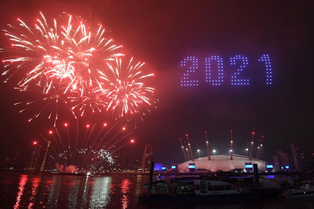 Pháo hoa khoe sắc trên bầu trời London tại thời khắc chào đón năm mới. Ảnh: Getty Images