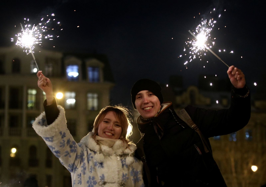 Một đôi bạn trẻ gửi thông điệp chào đón năm mới tại Kazan, Nga (Ảnh: TASS