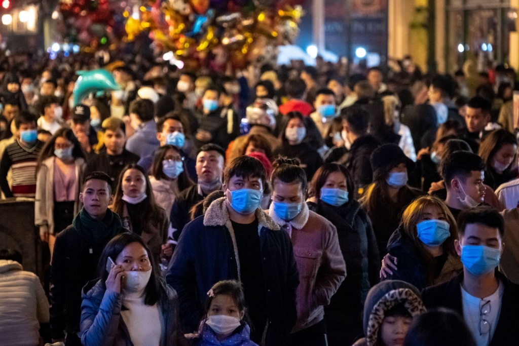 Người dân đeo khẩu trang dự sự kiện countdown đón năm mới tại Hà Nội, Việt Nam. Ảnh: Getty Images
