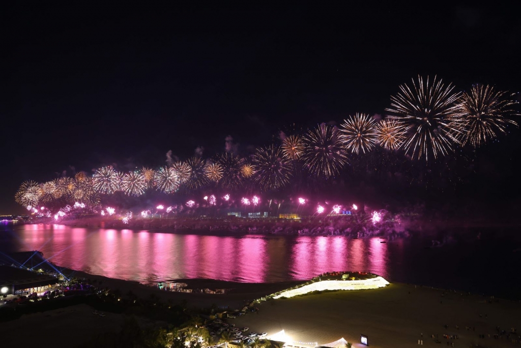 Màn trình diễn pháo hoa trên bầu trời Ras al-Khaimah, UAE, một trong những màn pháo hoa chào đón năm mới hoành tráng nhất thế giới. Ảnh: AFP