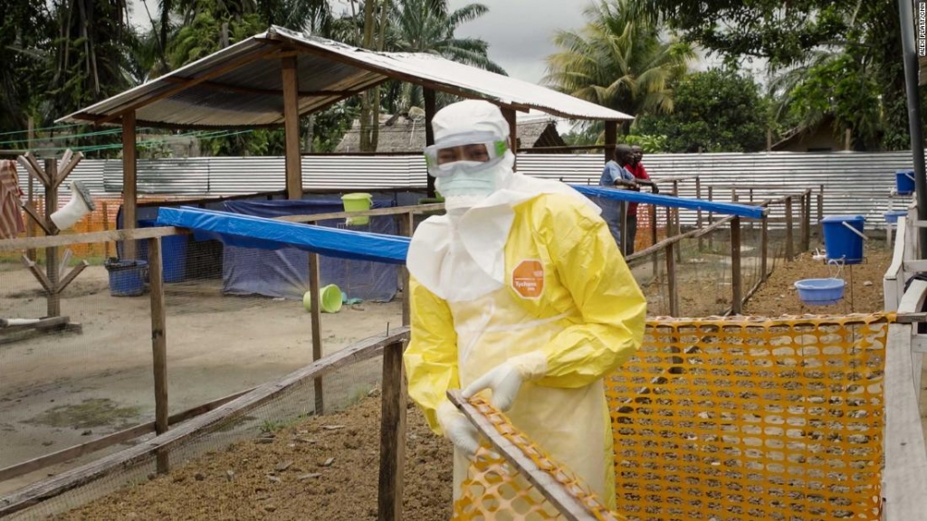 Một bác sĩ đang làm việc tại Vùng Đỏ Ebola tại Ingende, Cộng hòa Dân chủ Congo X (Ảnh: CNN)