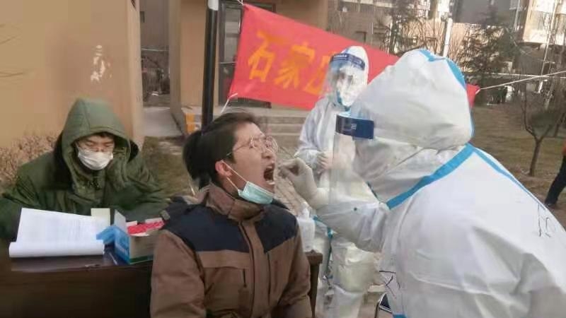 Nhân viên y tế tiến hành xét nghiệm cho người dân ở Thạch Gia Trang (Ảnh: CGTN)