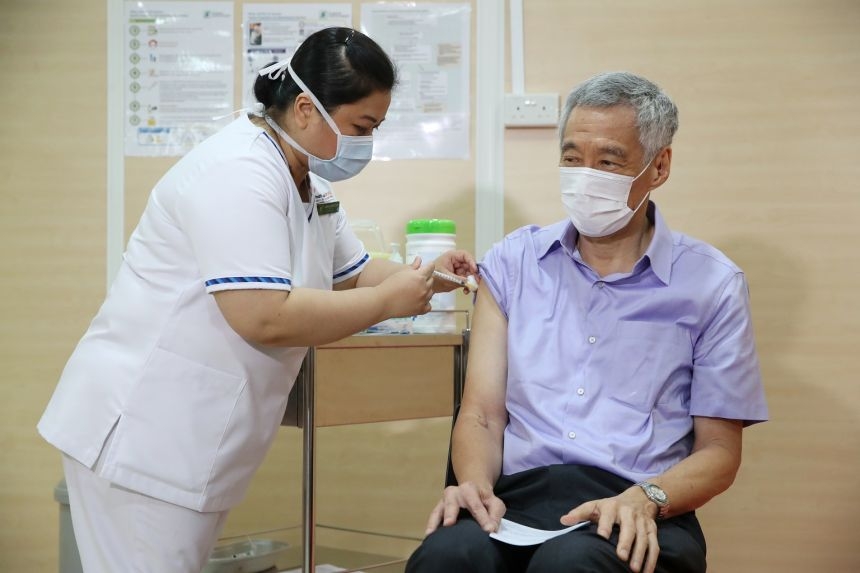 Thủ tướng Singapore Lý Hiển Long tiêm liều vắc-xin ngừa Covid-19 đầu tiên (Ảnh: Bộ Thông tin và truyền thông Singapore)