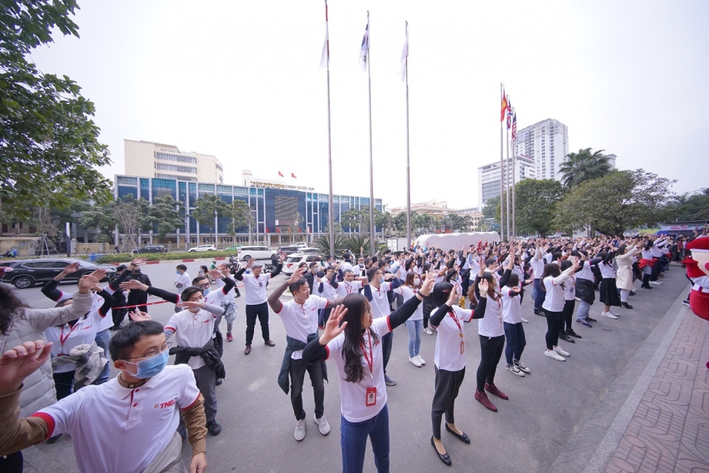 CBNV đồng diễn nhảy  flashmob trên nền nhạc “Mình yêu TNG” do nhân viên của Tập đoàn sáng tác 