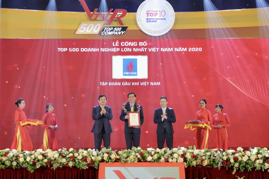 Ông Trần Quang Dũng, Trưởng Ban TT&VHDN đại diện Petrovietnam nhận vinh danh TOP 500 doanh nghiệp lớn nhất VN