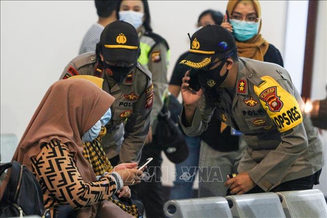 Thân nhân của các hành khách trên máy bay mang số hiệu SJ182 của hãng hàng không Sriwijaya Air chờ đợi tin tức về người thân sau khi chiếc máy bay bị mất liên lạc, tại sân bay Supadio ở Pontianak, Indonesia, ngày 9/1/2021 (Ảnh: AFP/TTXVN)