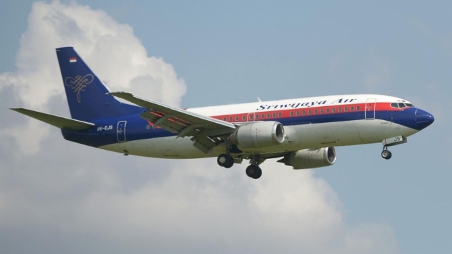 Máy bay chở 62 hành khách rơi tại Indonesia