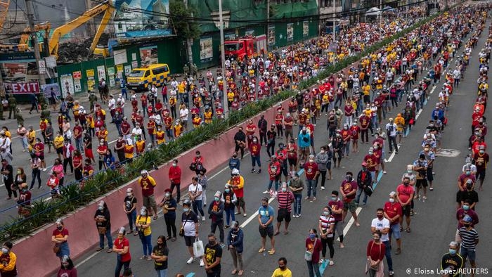 WHO cảnh báo không có miễn dịch cộng đồng trong năm 2021 (Ảnh: Reuters)