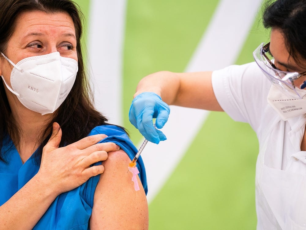 Nhân viên y tế ở Áo được tiêm vắc-xin ngừa Covid-19 (Ảnh: Getty)