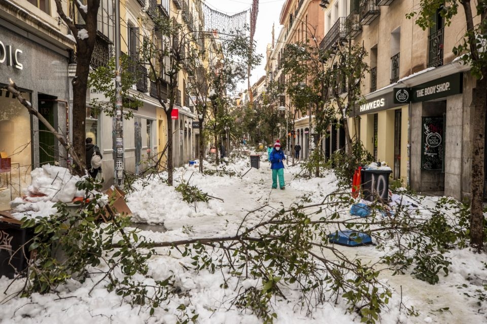 Tây Ban Nha ban bố tình trạng thảm họa tại thủ đô Madrid do bão tuyết (Ảnh: AP)