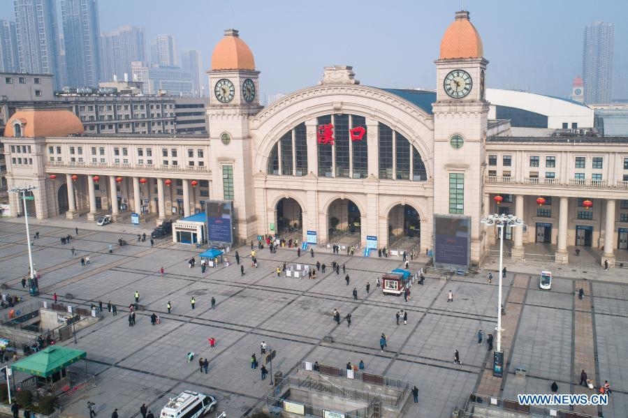 Hành khách thưa thớt bên ngoài nhà ga ga Hankou ở Vũ Hán (tỉnh Hồ Bắc, Trung Quốc) trong ngày đầu Xuân vận (Ảnh: THX) Hành khách thưa thớt bên ngoài nhà ga ga Hankou ở Vũ Hán (tỉnh Hồ Bắc, Trung Quốc) trong ngày đầu Xuân vận (Ảnh: THX)