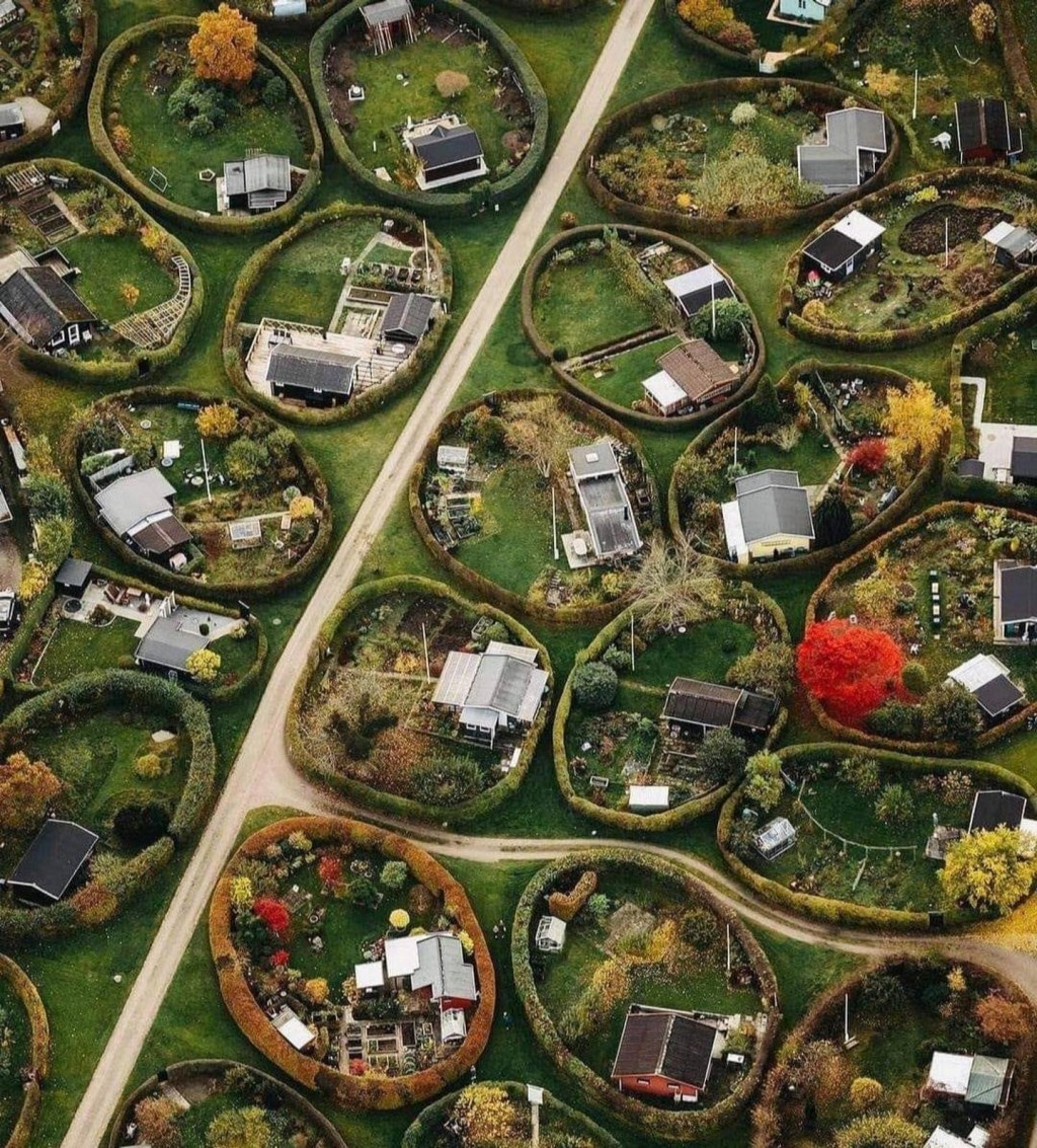 Mô hình ngôi làng truyền thống được quy hoạch hiện đại ở Brondby, Đan Mạch (Ảnh: Henrik Schurmann)