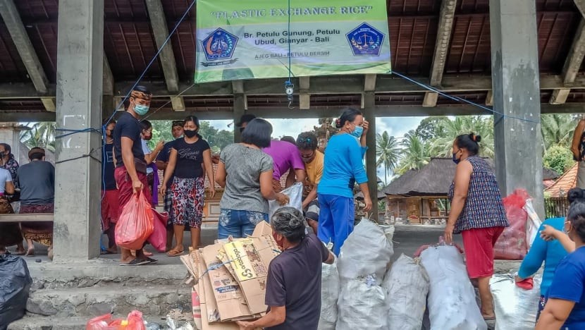 Người dân Bali hào hứng thu gom rác để đổi lấy gạo (Ảnh: Bali Plastic Exchange)