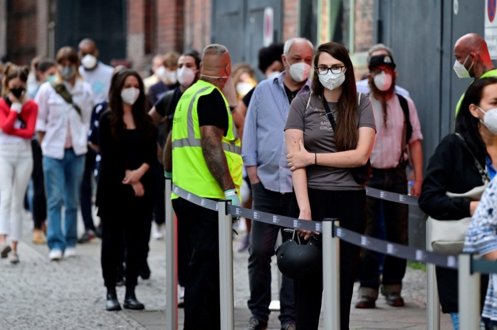 Mọi người xếp hàng tiêm chủng tại Berlin, Đức (Ảnh: Getty)