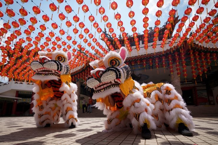 Màn biểu diễn múa lân trước Tết Nguyên Đán tại một ngôi chùa ở Kuala Lumpur, Malaysia. Ảnh: AP