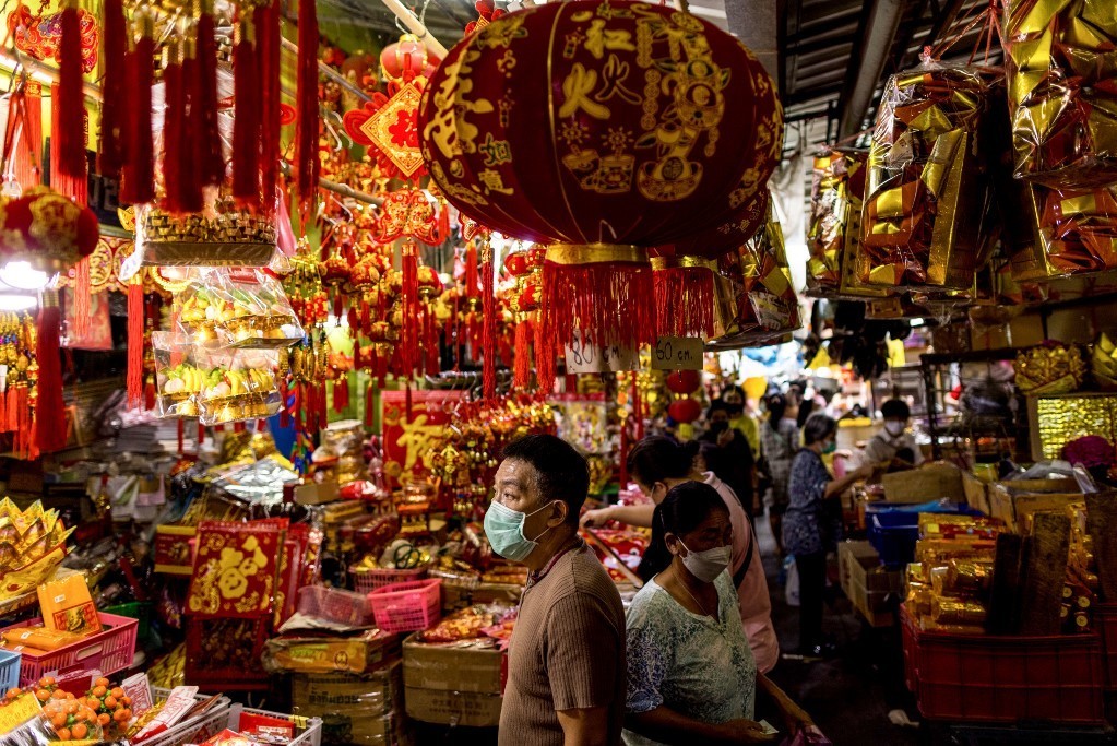 Người dân đi mua sắm quà tặng và đồ trang trí trong khu phố người Hoa ở Bangkok, Thái Lan, ngày 24/1.