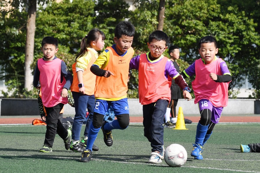 Học sinh chơi đá bóng trong kỳ nghỉ đông ở tỉnh Quý Châu ngày 18/1 (Ảnh: Xinhua)