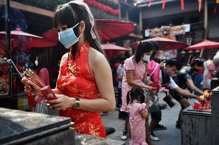 Người dân thắp hương tại một ngôi đền ở Bangkok, Thái Lan (Ảnh: AFP)