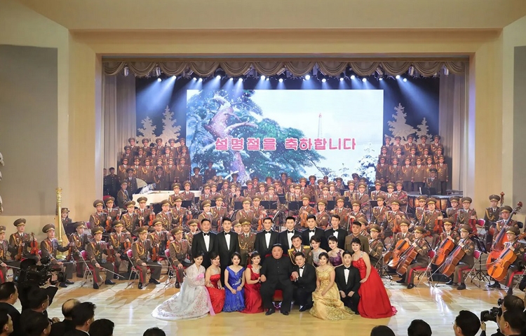 Chủ tịch Triều Tiên Kim Jong-un chụp ảnh cùng nghệ sĩ biểu diễn mừng Tết âm lịch (Ảnh: KCNA)