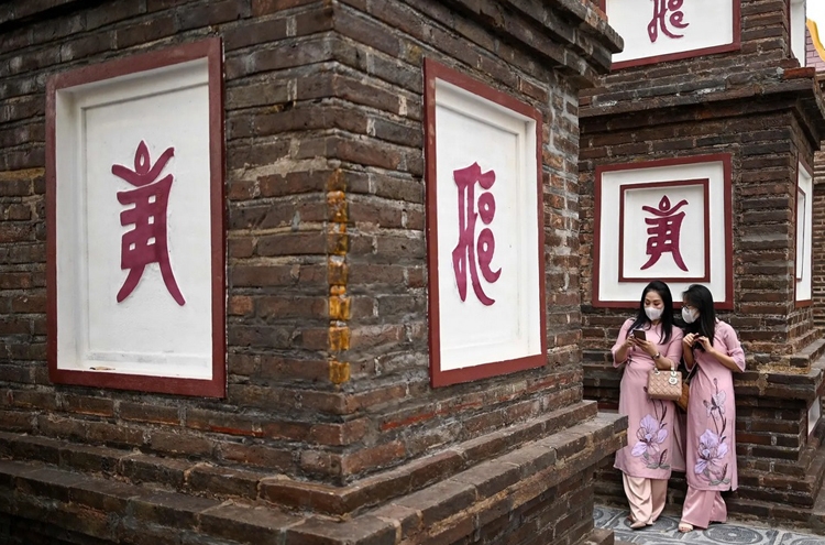 Hai cô gái tại chùa Trấn Quốc ở Hà Nội (Ảnh: AFP)