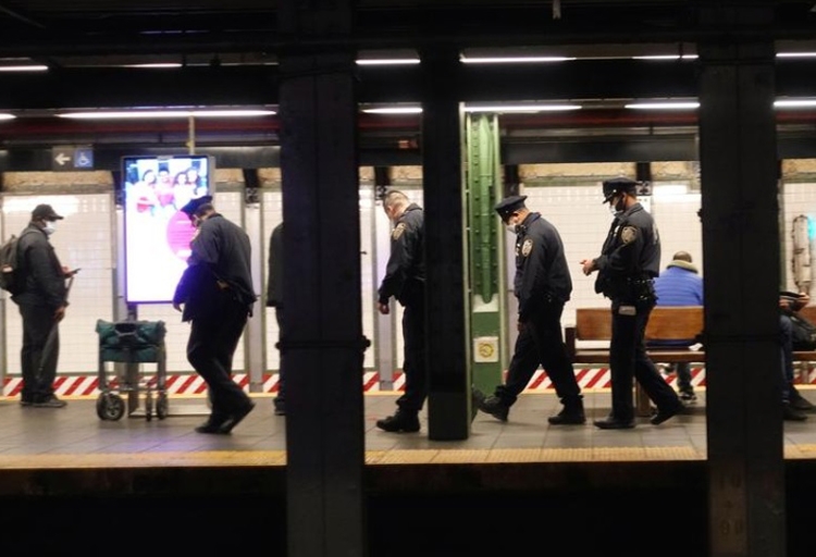 New York triển khai hàng trăm cảnh sát sau vụ tấn công người vô gia cư (Ảnh: Reuters)