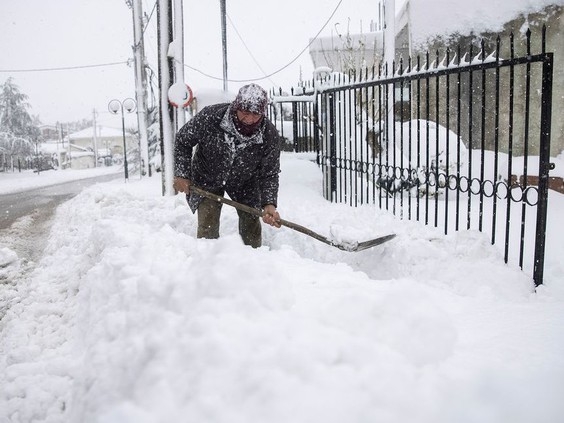 Tuyết rơi dày gây ảnh hưởng nghiêm trọng tại Hy Lạp (Ảnh: Reuters)