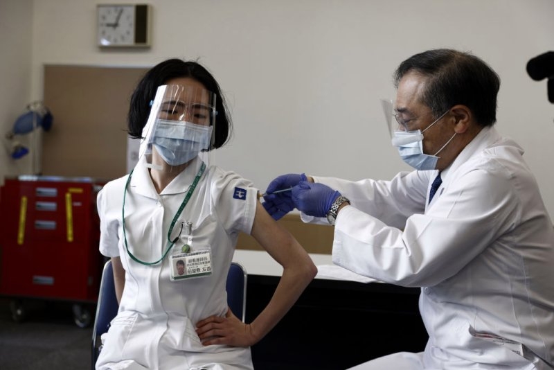 Nhật Bản bắt đầu tiêm chủng vắc-xin ngừa Covid-19 (Ảnh: Getty)