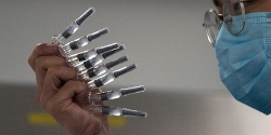 Trung Quốc bắt giữ kẻ lừa đảo bán vắc-xin ngừa Covid-19 làm từ nước muối
