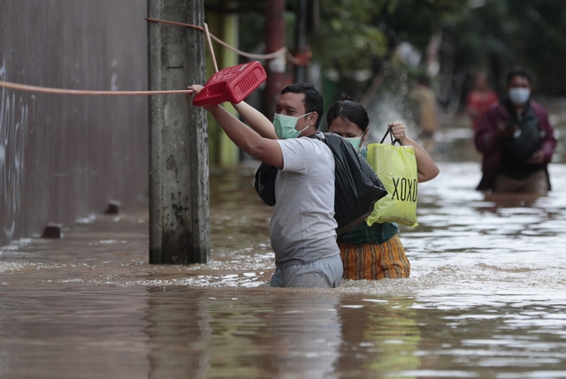 Hơn 1.000 dân phải sơ tán khẩn cấp do lũ lụt nghiêm trọng tại Indonesia (Ảnh: AP)