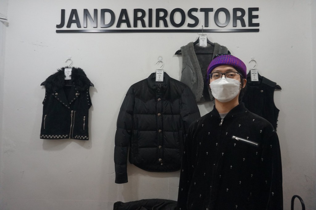 Lee Dong-jin, 24 tuổi, trong cửa hàng quần áo cao cấp đã qua sử dụng của mình ở Seoul (Ảnh: SCMP)