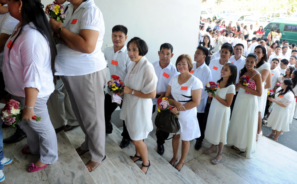 Philippines thường tổ chức đám cưới tập thể vào ngày Valentine (Ảnh: Getty)