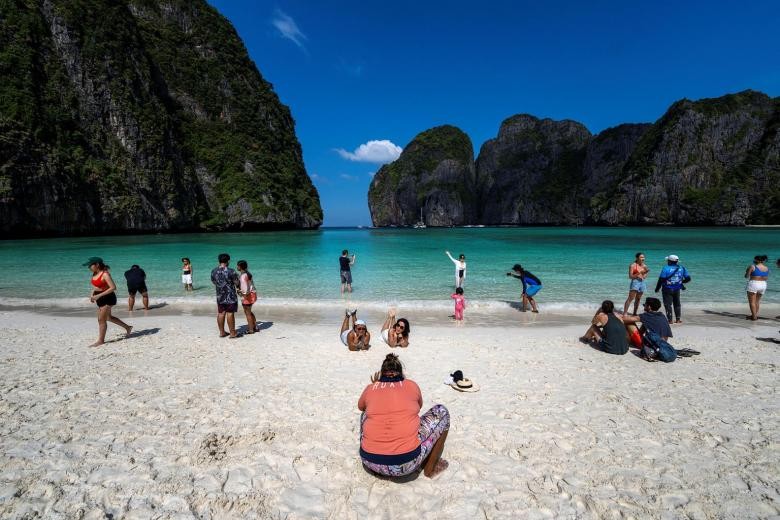 Khách du lịch tại Vịnh Maya ở đảo Krabi, Thái Lan ngày 3/1/2022 (Ảnh: Reuters)