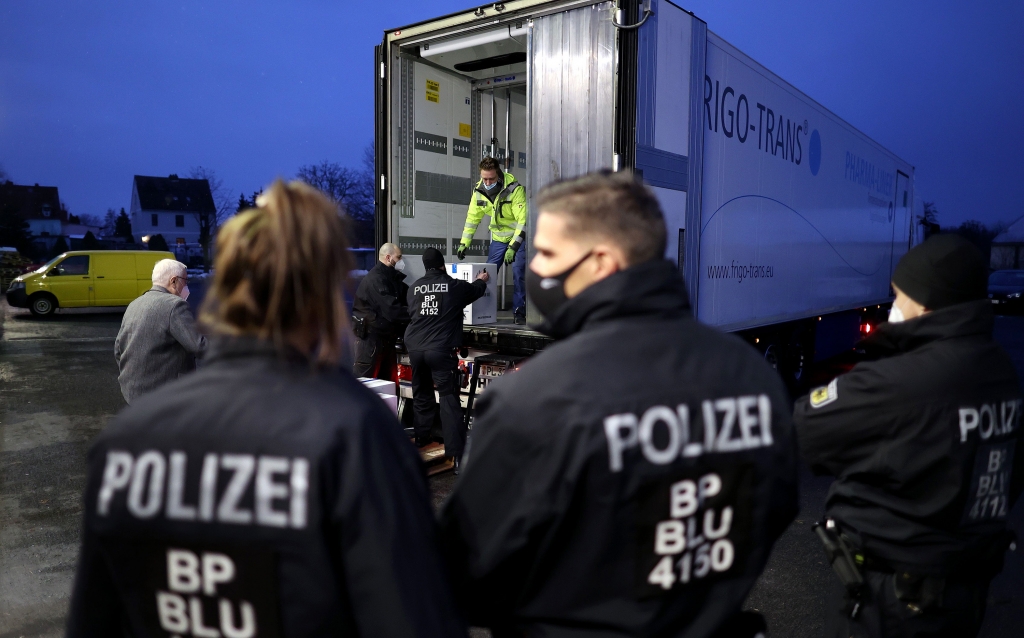 Cảnh sát hộ tống chiếc xe chở vắc-xin của Pfizer/BioNTech ở Irxleben, Đức ngày 8/1 (Ảnh: AFP)