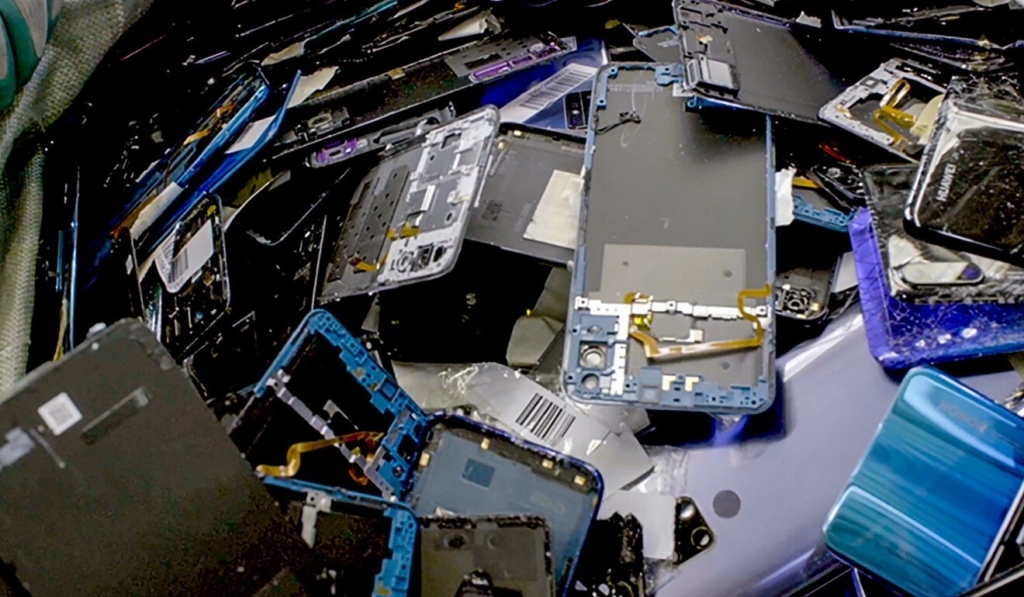 Những chiếc smartphone được tháo rời để tái chế (Ảnh: Handout)