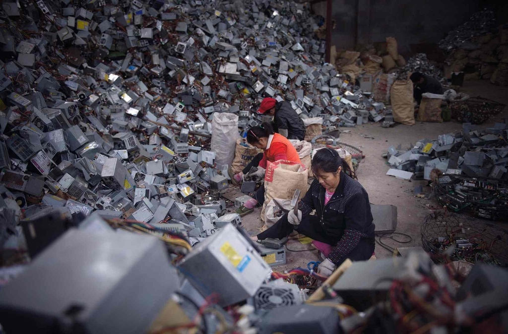 Trung Quốc từng là nơi tập kết rác thải điện tử của thế giới (Ảnh: Guardian )