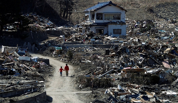 Thảm họa động đất và sóng thần tấn công vào vùng Tohoku của Nhật Bản, bao gồm Fukushima, Iwate và Miyagi (Ảnh: Reuters)