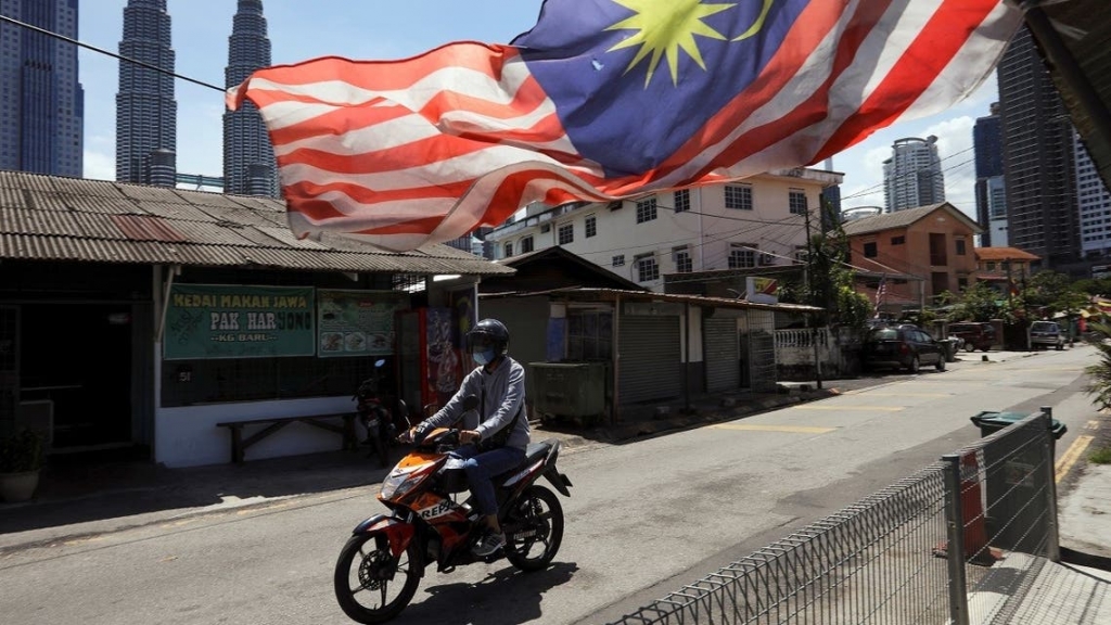 Người dân đeo khẩu trang phòng dịch Covid-19 tại Kuala Lumpur, Malaysia (Ảnh: Reuters)