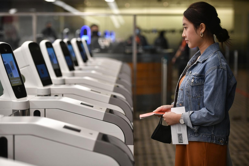 Tại sân bay Changi của Singapore, công nghệ nhận diện khuôn mặt và mống mắt đã thay thế nhận diện bằng vân tay tại các cổng xuất nhập cảnh nhằm hạn chế tối đa tiếp xúc (Ảnh: Straitstimes)