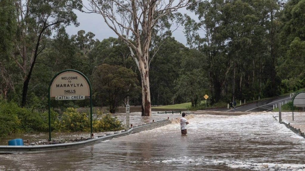 Nước ngập gần ngang người một người đàn ông tại Maraylya, , New South Wales (Ảnh: Getty)