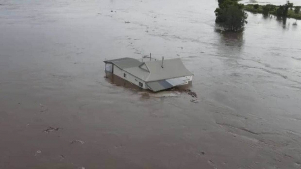 Lũ lụt khiến một nhà ở thị trấn Taree của New South Wales trôi đi (Ảnh: Nine News)