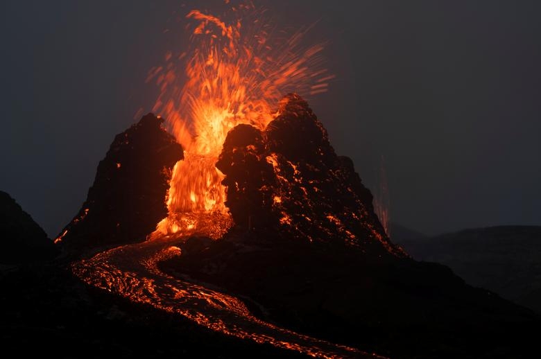 Chùm ảnh: Núi lửa tại Iceland phun trào sau địa chấn