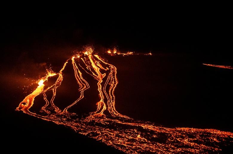 Chùm ảnh: Núi lửa tại Iceland phun trào sau địa chấn