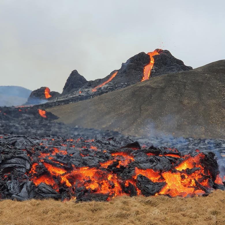 Chùm ảnh: Núi lửa tại Iceland phun trào sau địa chấn