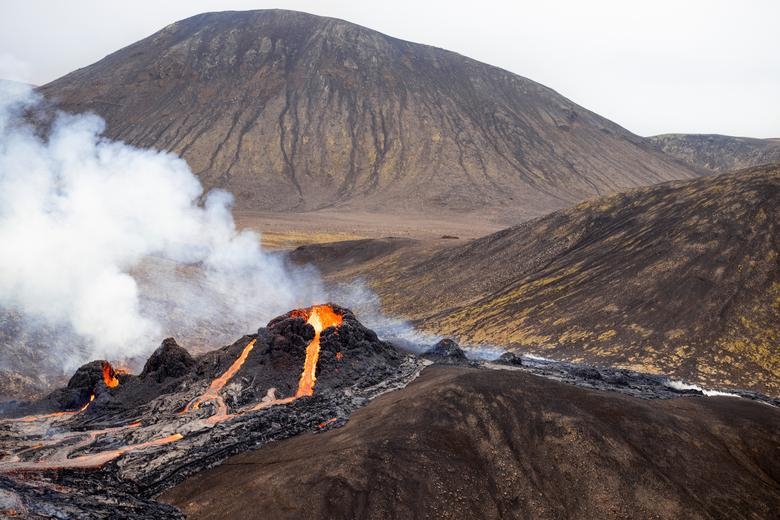 Chùm ảnh: Núi lửa tại Iceland phun trào sau địa chấn