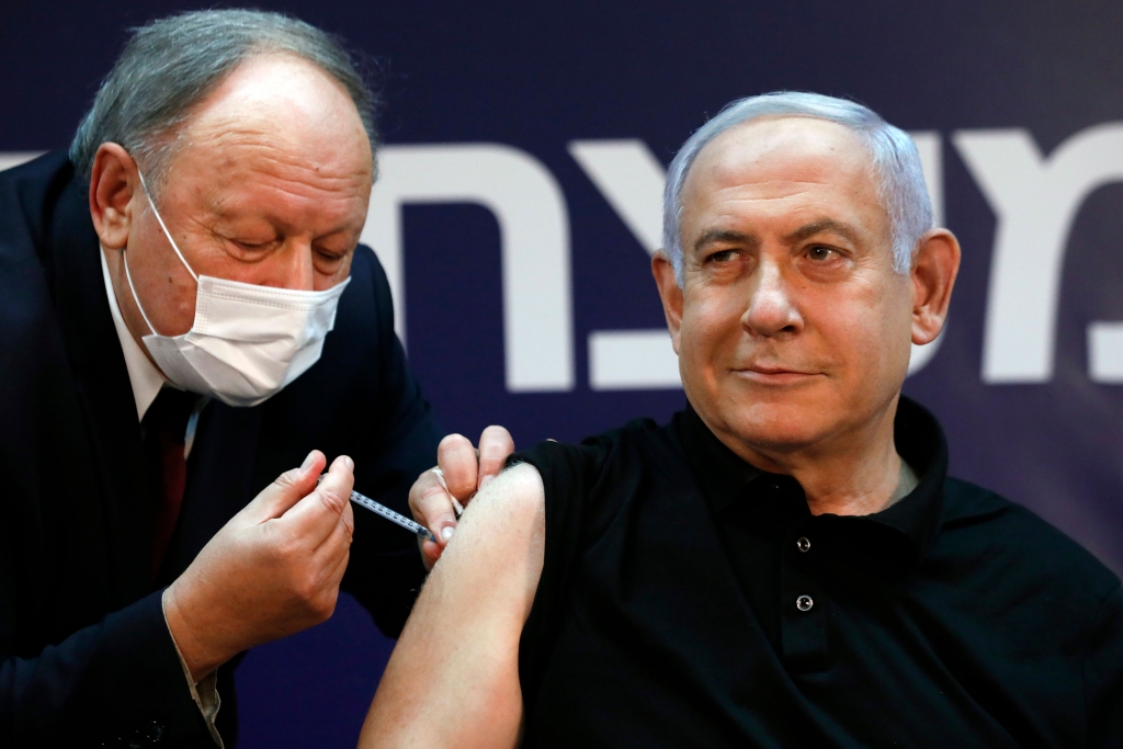 Thủ tướng Israel Benjamin Netanyahu cũng đã hoàn thành tiêm liều vắc- xin ngừa Covid-19 thứ hai của Pfizer/ BioNTech (Ảnh: AP)