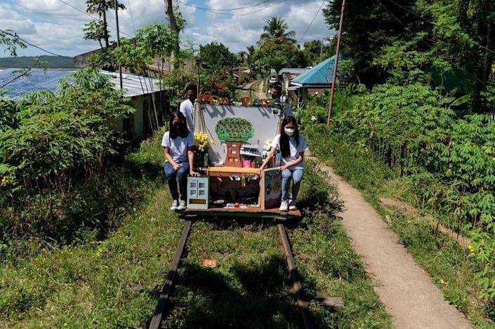 Trường học di động chở các thầy cô giáo dạy chữ cho các em nhỏ tại Tagkawayan, Philippines (Ảnh: Reuters)