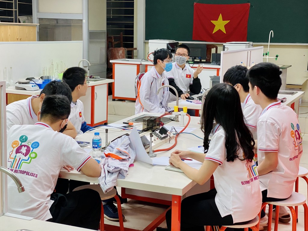 Thầy giáo Nguyễn Thanh Tùng đã dẫn dắt đội tuyển Tin học đạt nhiều giải thưởng trong nước và quốc tế